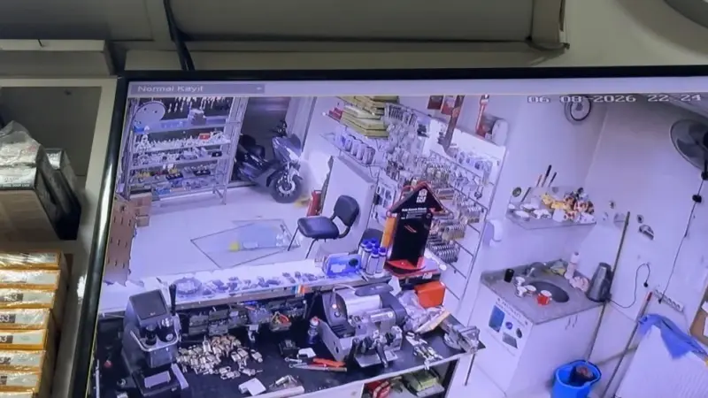Eskişehir'de motosikletin dükkana girdiği kazanın görüntüleri ortaya çıktı
