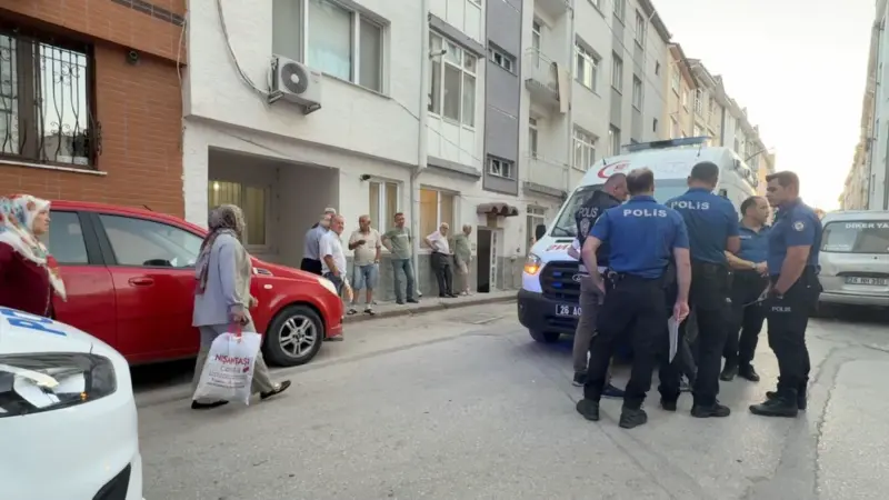 Sokakta düşen yaşlı adam evinin kapısında hayatını kaybetti