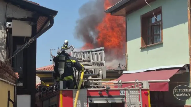 Tarihi Odunpazarı Evleri bölgesinde korkutan yangın: 2 kişi dumandan etkilendi