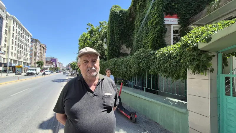 15 Yıldır Eskibağlar Hal Camii’ne Gözü Gibi Bakıyor