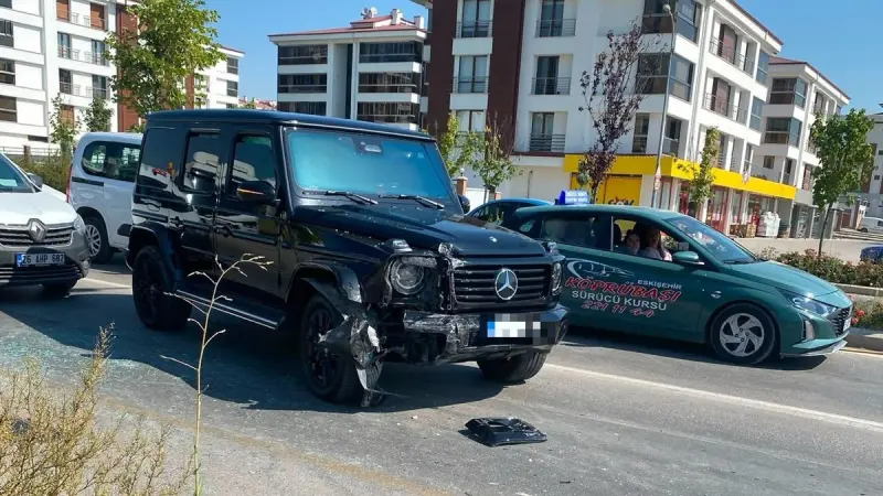 Tepebaşı’nda Lüks Ciple Otomobil Çarpıştı: Kaza Maddi Hasarla Atlatıldı