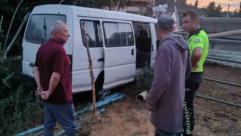Bahçeden içeri girip alev alan minibüsü ev sahipleri musluk hortumuyla söndürdü