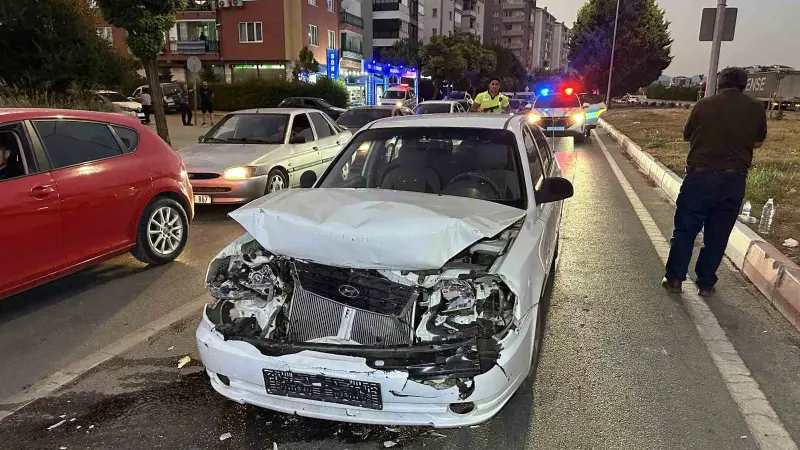 Kırmızı ışıkta bekleyen otomobile çarptı: 3 yaralı