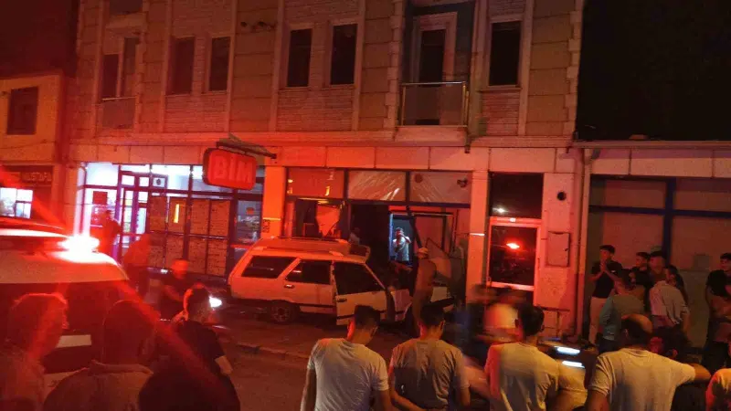 Kontrolden çıkan otomobil markete girdi