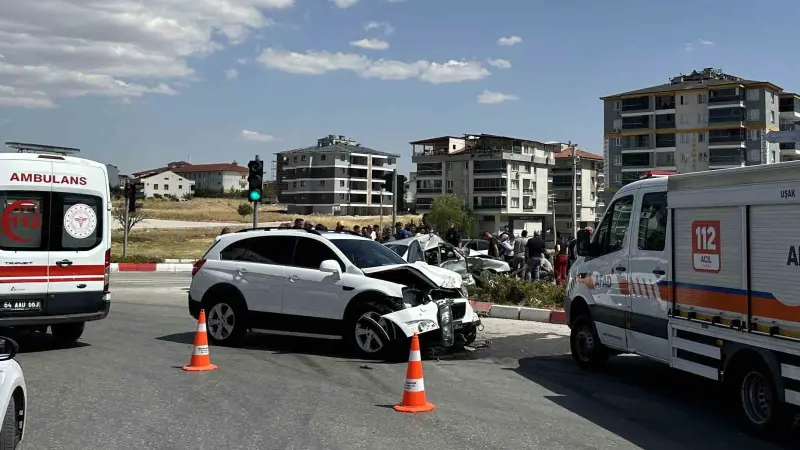 Uşak’ta otomobil ile cip çarpıştı: 3 yaralı