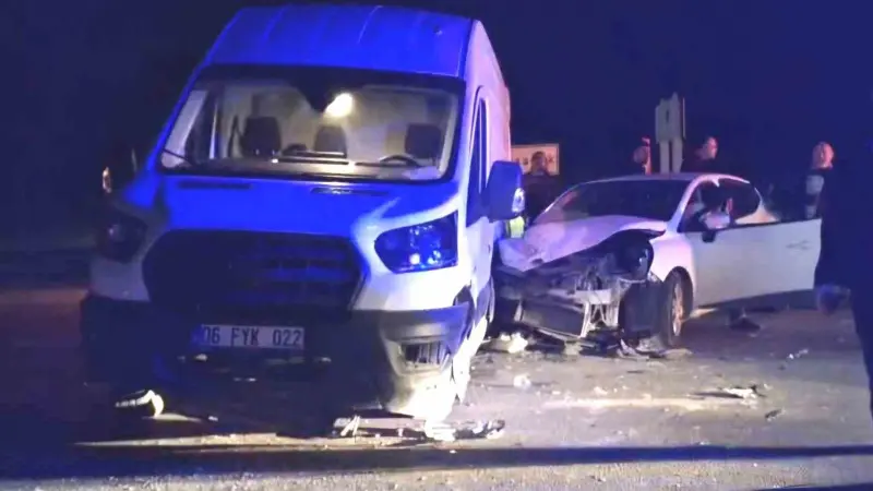 Hisarcık’ta otomobil ile minibüs çarpıştı: 3 yaralı