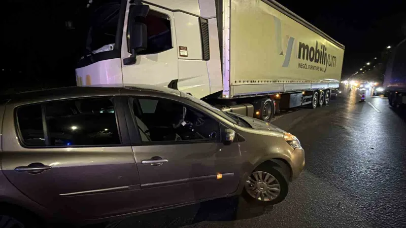Tır otomobile çarpmasıyla maddi hasarlı kaza meydana geldi