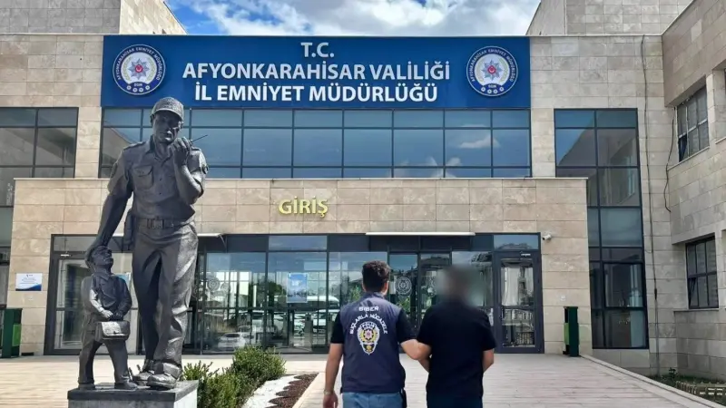 Çocuk müstehcenligi suçundan aranan şahsı polis yakaladı