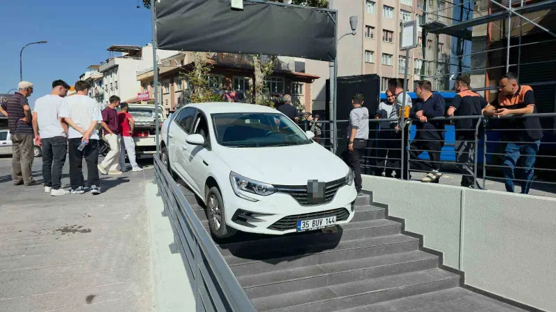 Kütahya’da ilginç kaza: Otomobil marketin merdivenlerinde asılı kaldı