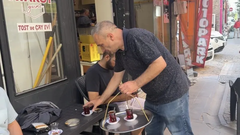 Dışlanma iddiasını reddeden çay ocağı çalışanı, "Herkese kapımız açık"