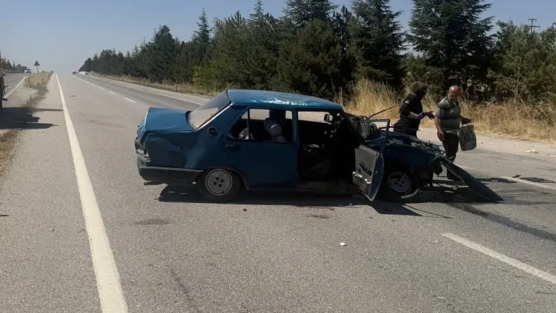 Eskişehir’de 2 araç çarpıştı: 1’i bebek, 1’i çocuk 6 yaralı