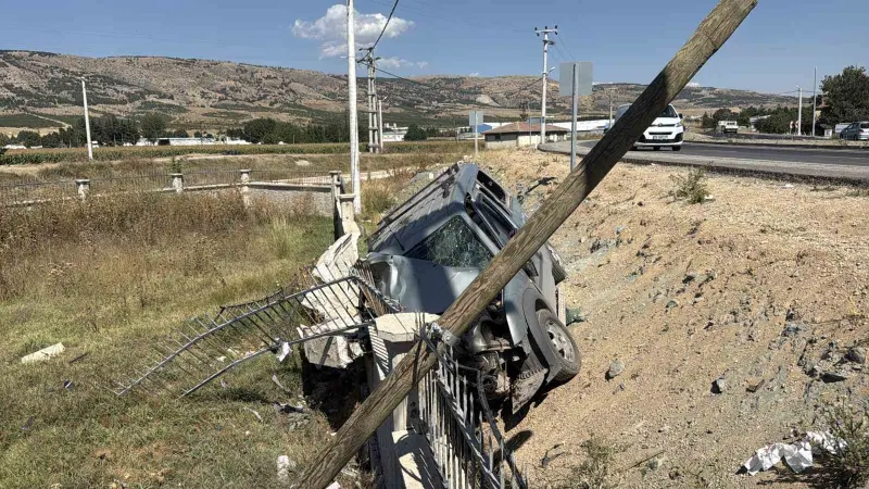 Eskişehir’de virajı alamayan araç refüje devrildi: 1’i ağır 3 yaralı