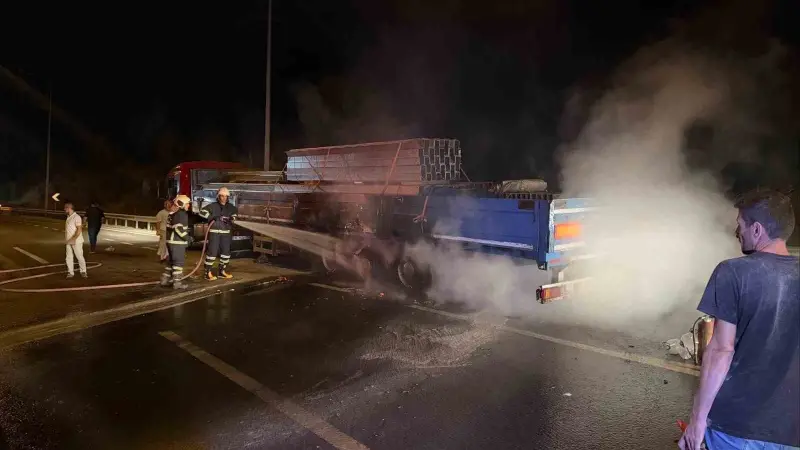 Bilecik’te seyir halindeki tırın lastiği tutuştu