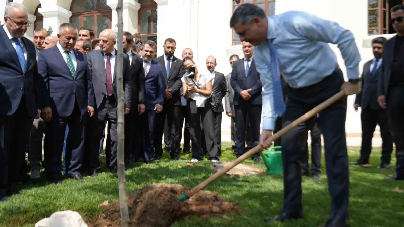 Bakanı Çiftçi, adını taşıyan çınar fidanını dikerek can suyu verdi