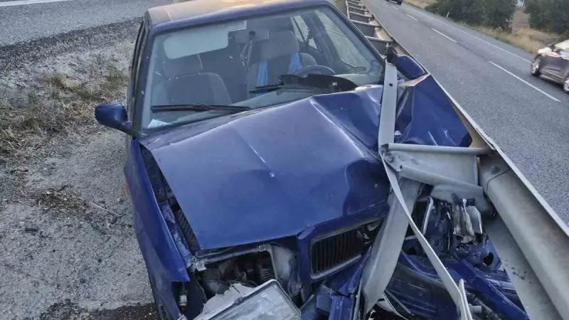 Bilecik’te otomobil refüje çarptı: 7 kişi yaralandı