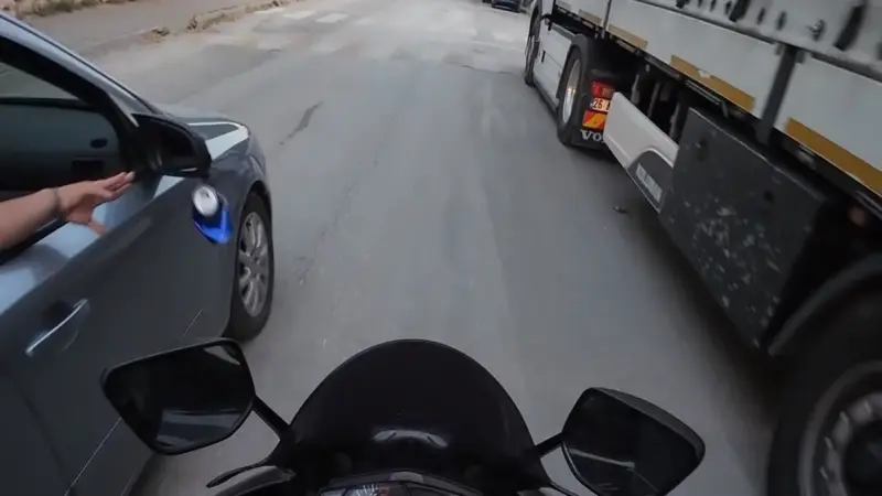 Araçtan atılan çöpü içeriye böyle geri attı