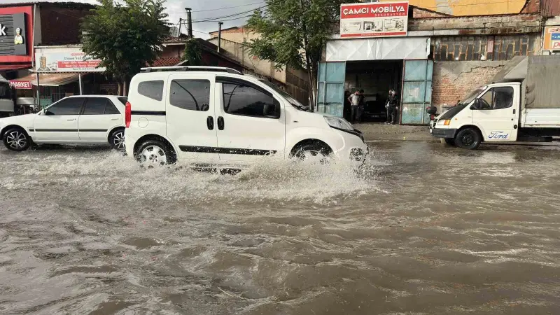 Uşak’ta sağanak yolları göle çevirdi