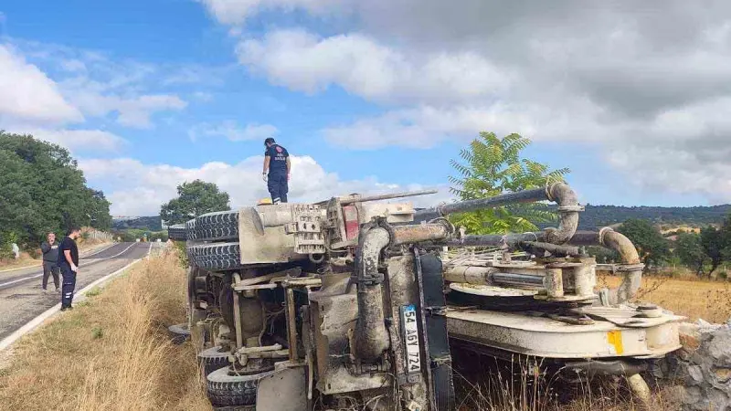 Seyir halinde kontrolden çıkan beton mikseri devrildi; 2 yaralı