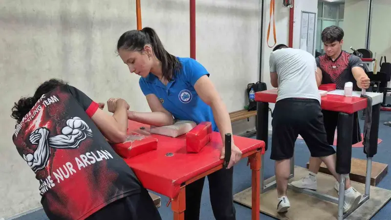 Eskişehir’de Gaziler Günü dolayısıyla bilek güreşi turnuvası yapıldı