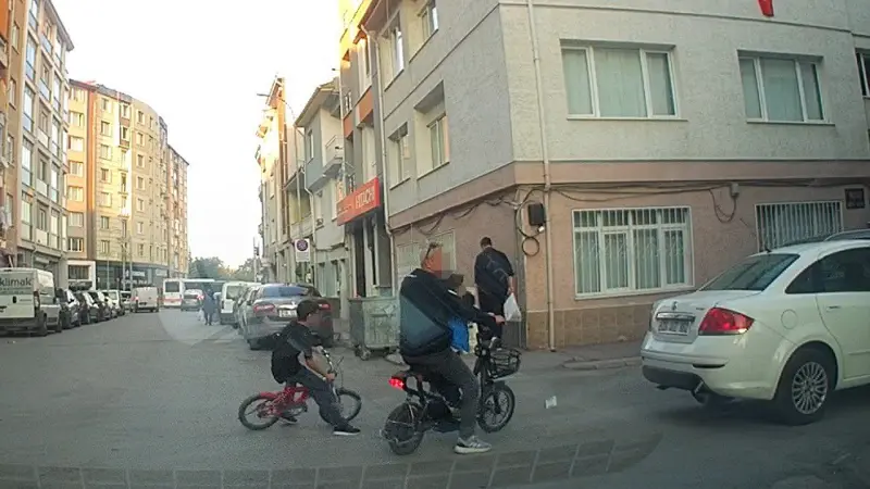Bisikletli çocuk aracın altında kalmaktan son anda kurtuldu
