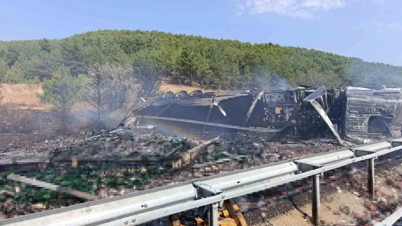Uşak’ta bariyere çarpan alkol yüklü tır alev aldı