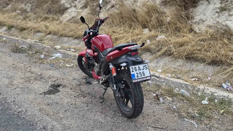 Tekeri kilitlenen motosikletten düşen sürücü yaralandı