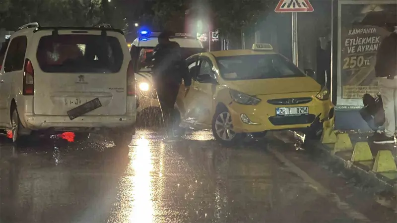 Eskişehir’de taksi ile panelvan çarpıştı: 3 yaralı