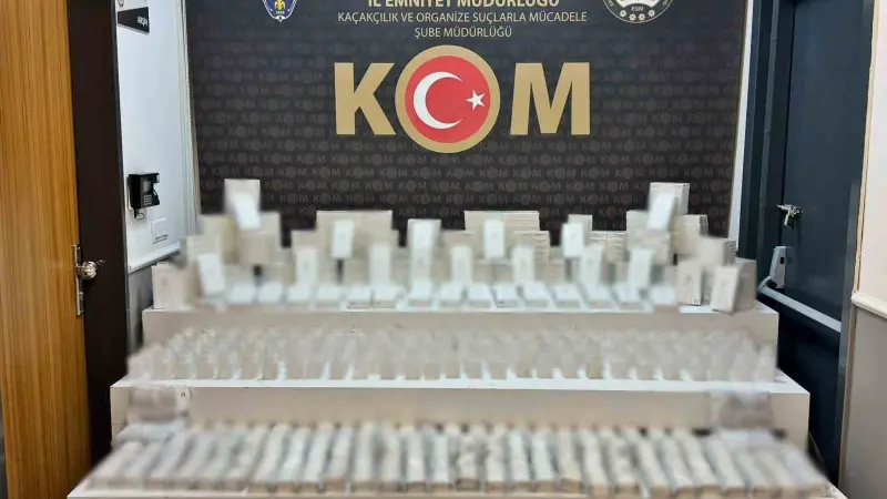 Polis kaçak cep telefonu aksesuarları ele geçirdi