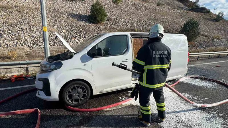 Bilecik’te seyir halindeki ticari araç alev aldı
