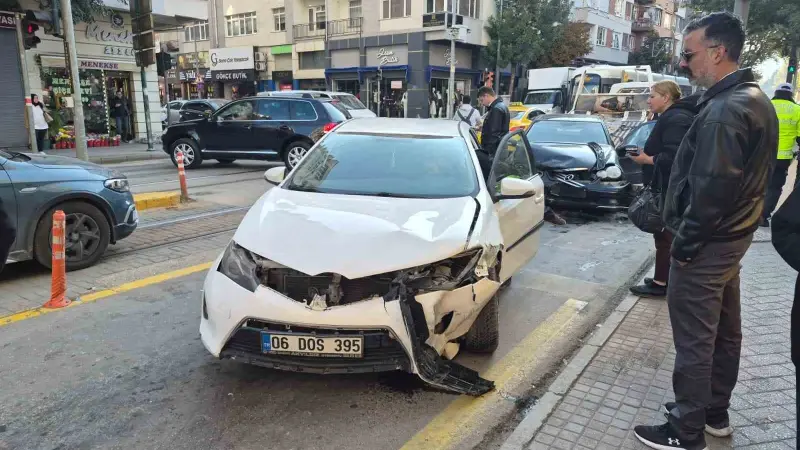 Eskişehir’de iki araç kafa kafaya çarpıştı