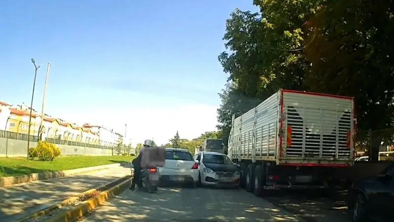Sürücülerin zor anları: Sokakta ters yöne girdi, kaza ramak kala önlendi