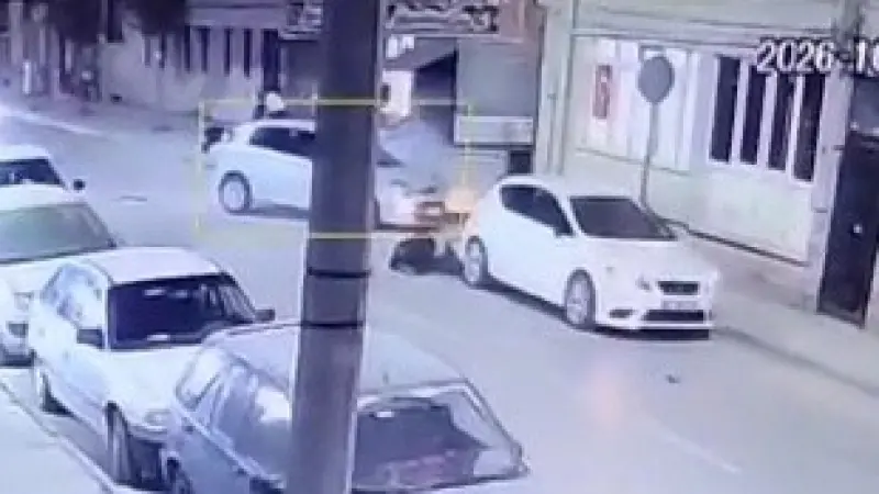 Eskişehir’de motosikletlinin yaralandığı feci kaza kamerada