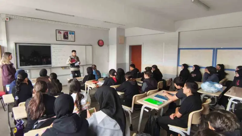 Jandarmadan öğrenci ve öğretmenlere siber güvenlik eğitimi