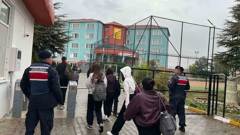 Eskişehir’de jandarmadan okul çevreleri ve servislere yönelik denetim