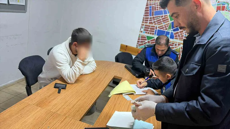 Yalan söyleyerek tramvayda para toplayan dilenciye zabıta engeli