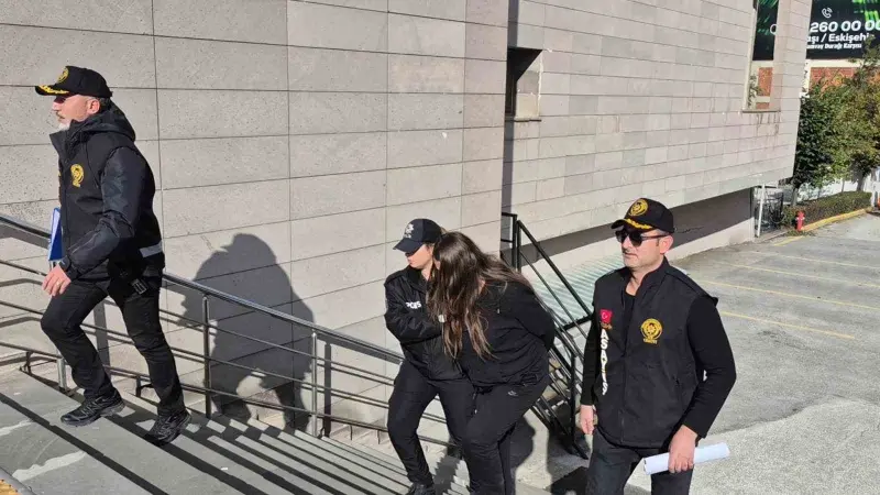 Evinde misafir ettiği şahsın bıçakla ölümüne ilişkin gözaltına alınan kadın tutuklandı