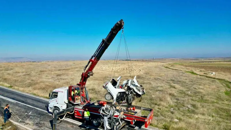 4 kişinin öldüğü kazada otomobiller parçalanarak hurdaya döndü