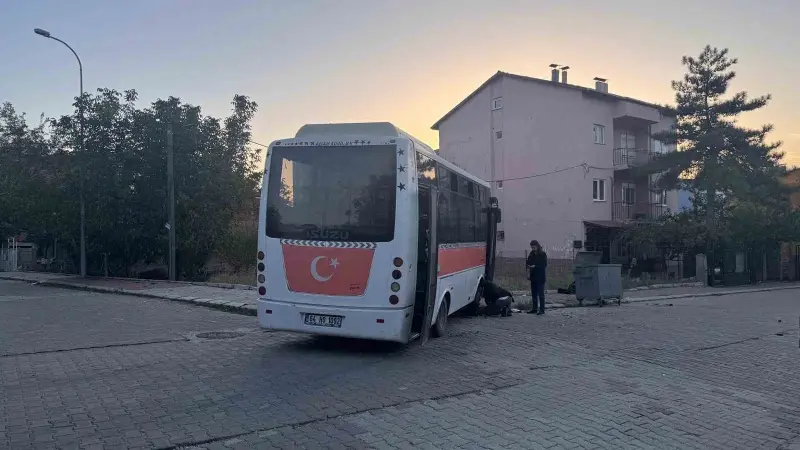 Uşak’ta midibüs ile otomobil çarpıştı: 4’ü çocuk 7 yaralı
