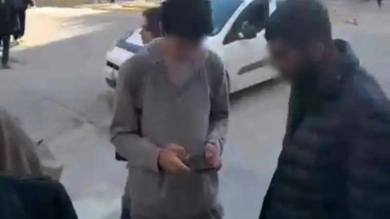Tespih sattığını iddia ederek öğrenciden para talep eden şahıs kamerada