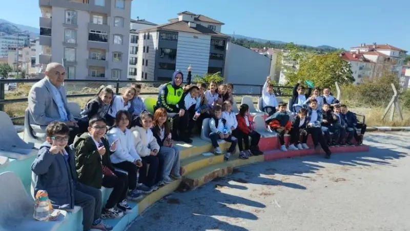 Bilecik’te ilkokul öğrencilerine uygulamalı trafik eğitimi